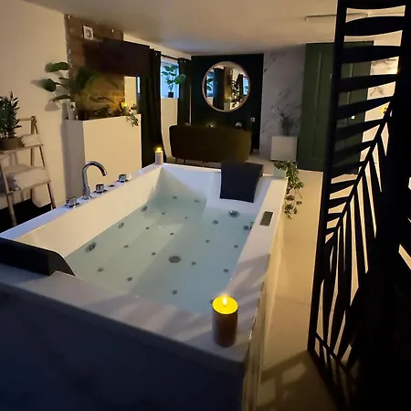 11 ラブホテル *