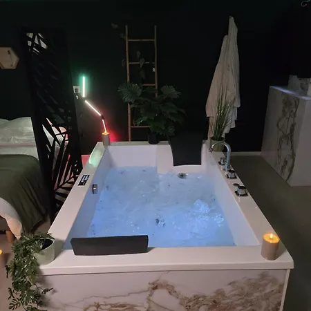 11 ラブホテル *